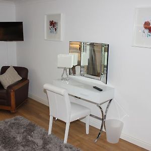 Deluxe Double Room Shower
